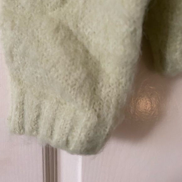 Elegant Pastel Green Women's Sweater - Picture 4 of 8